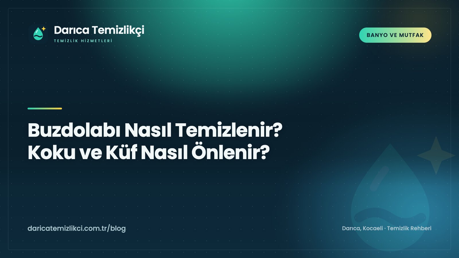 Buzdolabı nasıl temizlenir sürecinde raf ve çekmece temizliği yapan eller
